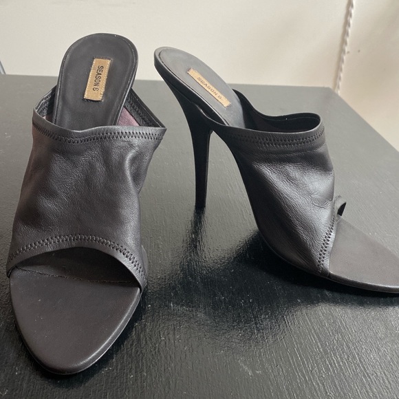 NEVER WORN YEEZY MULES SIZE 8 - Picture 3 of 5